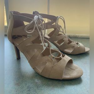 Fergalicious by Fergie 3” tan lace up pump with back zipper, size 9
